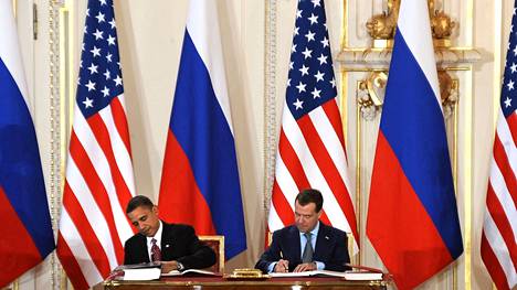 Барак Обама и Дмитрий Медведев подписывают договор СНВ-III. Апрель 2010 года. Прага. Фото: Джо Кламар / AFP