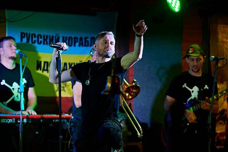 Runoilija-laulaja Serhi Žadan (keskellä) Žadan i Sobaky -yhtyeen keikalla Kiovassa joulukuussa.