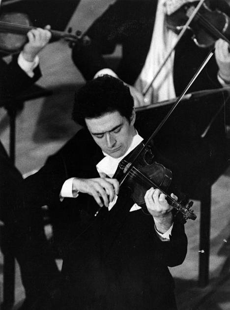 Ilja Kaler (kuvassa) ja Leonidas Kavakos voittivat Sibelius-viulukilpailun vuonna 1985. Nyt Ilja Kaler on vuoden 2022 Sibelius-viulukilpailun tuomaristossa.
