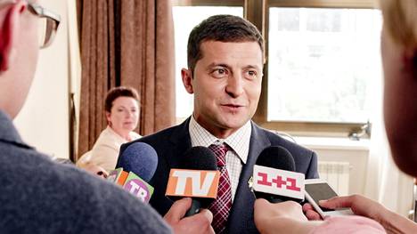 Volodomyr Zelenskyi esitti näyttelijäaikoinaan Vasyl Petrovych Holoborodkoa, josta tulee yllättäen Ukrainan presidentti. 
