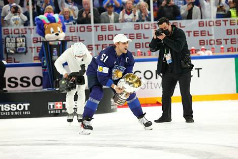 Suomen MM-joukkueen kapteeni Valtteri Filppula nostaa ilman kultapokaalin.