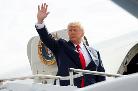 Yhdysvaltain presidentti Donald Trump heilutti kättään lähtiessään lennolle Washingtonista elokuussa.