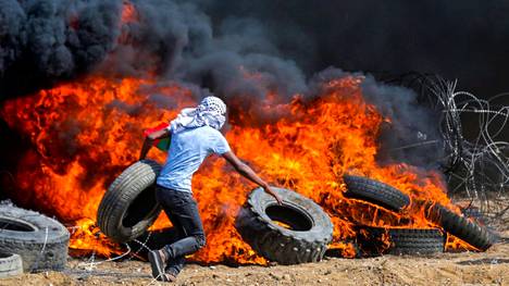 Israelin armeija ampui yli 50 palestiinalaista suur­mielenosoituksessa Israelin ja Gazan rajalla – maanantai oli konfliktin verisin päivä vuosiin