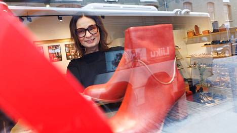 Satu Lassila omistaa Fredrikinkadulla sijaitsevan kenkäliike Red Shoen. Liikkeen alkuaikoina moni luuli, että liikkeessä on myynnissä vain punaisia kenkiä, vaikka alusta asti valikoimassa on ollut myös muun värisiä kenkiä.