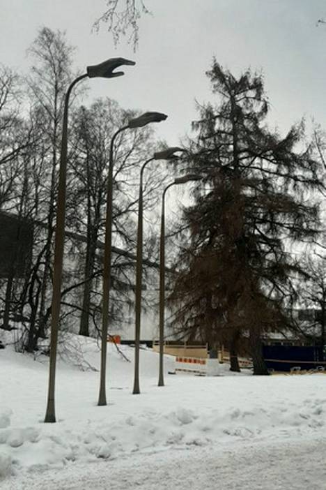 Presidentti Kekkosen kunniaksi pystytetty monumenttiteos Lähde jää talvella lumen alle.