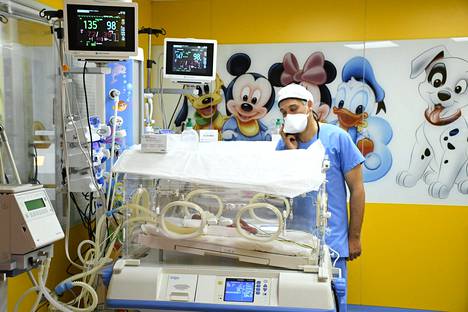 Hoitaja tarkisti casablancalaisessa sairaalassa, miten yksi yhdeksästä malilaisnaisen keskosvauvasta voi.