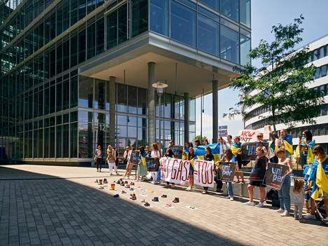Venäjälle kaasurahaa maksavaa Uniperia vastaan järjestettiin mielenosoitus yhtiön pääkonttorin edessä torstaina.