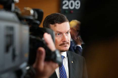 Helsingin Sanomien vastaava päätoimittaja Kaius Niemi saapui käräjäoikeuteen torstaina. Hän ei ole syytettynä oikeudessa.