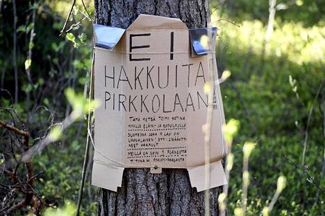 Puuhun kiinnitetty mielenosoituskyltti Pirkkolan uimahallin kulmalla maanantaina 18. toukokuuta.