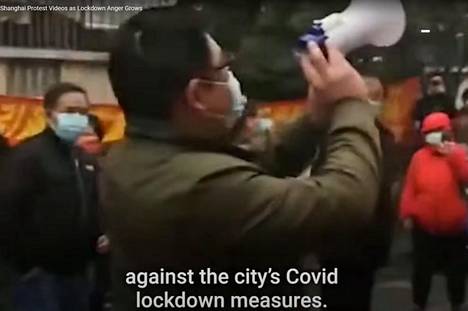 Pysäytyskuva videosta, jonka uutistoimisto Bloomberg otti talteen Kiinan sosiaalisesta mediasta. Siinä Shanghaissa asukkaat osoittavat mieltä koronatoimia vastaan.