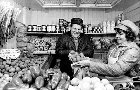 Veikko ja Orvokki Helppi Kauppahallista kertoivat, että hintasäännöstelystä vapaasta extra-perunasta saisi vaikka viiden markan kilohinnan. Tavallinen ensimmäisen luokan ruokaperuna on loppunut jo ajat sitten. 