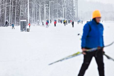Laduilla on tänäkin talvena ruuhkaa. Kuvassa hiihtäjiä Paloheinässä tammikuussa 2021.