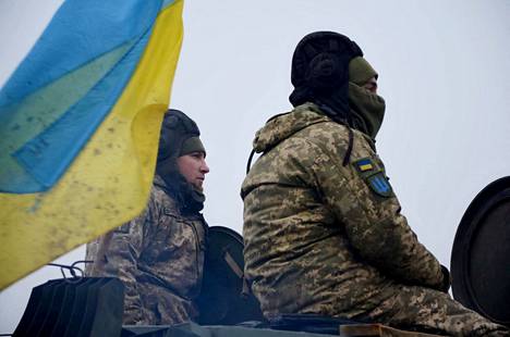 Ukrainalaissotilaat osallistuivat sotaharjoituksiin Ukrainan asevoimien viime viikolla julkaisemassa kuvassa.