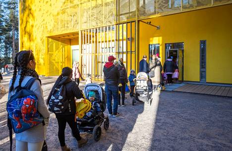 Kunta-alan lakko sulki Tampereella koulut ja suuren osan päiväkodeista. Kymmenet perheet jonottivat Tampereen Tesomalla päiväkotipaikkaa ensimmäisenä lakkoaamuna tiistaina.