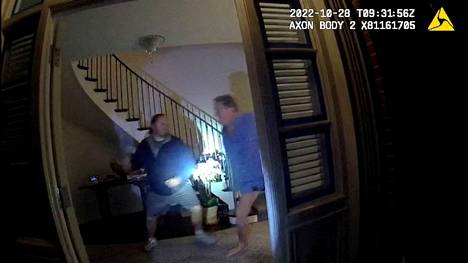 Kuvakaappaus San Franciscon poliisin julkaisemasta videosta, jossa Pelosien kotiin murtautunut mies lyö Paul Pelosia vasaralla.