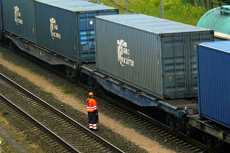 Kaliningradista saapuneita rautatievaunuja Kybartain asemalla Liettuassa tiistaina. 