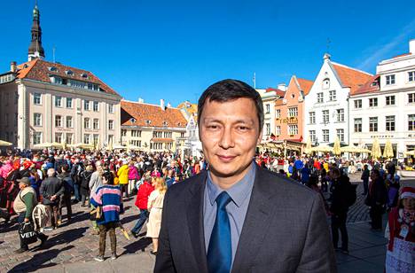 Mihhail Kõlvart aloitti Tallinnan pormestarina huhtikuussa. Taustalla vanhankaupungin Raatihuoneentori.
