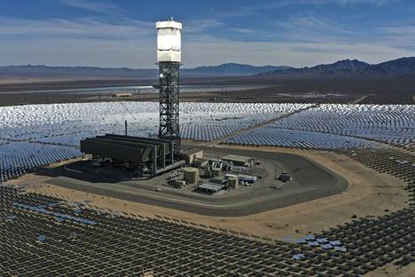 Peilit kohdistivat auringonlämpöä vesisäiliöön maailman suurimmassa aurinkolämpölaitoksessa Mojaven autiomaassa Kaliforniassa helmikuussa 2022. Yhdysvaltojen uusi ilmastolaki suosisi vihreän energian investointeja suurilla verohelpotuksilla.