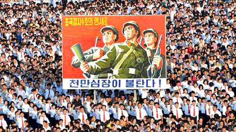Pohjois-Korean uutistoimiston jakamassa kuvassa pohjoiskorealaiset marssivat uutistoimiston mukaan keskiviikkona pääkaupungissa Pjongjangissa hallituksensa ydinaseohjelman tueksi.