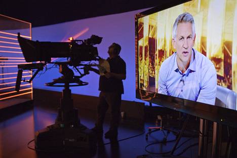 Gary Lineker harjoittelemassa tv-lähetystä varten vuonna 2014.