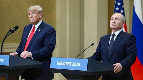 Yhdysvaltain presidentti Donald Trump sanoi Helsingin huipputapaamisessa kesällä 2018, että hän uskoo vaalivaikuttamiseen liittyvissä asioissa ennemmin Venäjän presidenttiä Vladimir Putinia (oik.) kuin Yhdysvaltain tiedustelupalveluita.