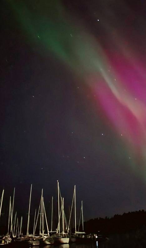 The northern lights blazed over the marina in Espoo's Nuottaniemi.