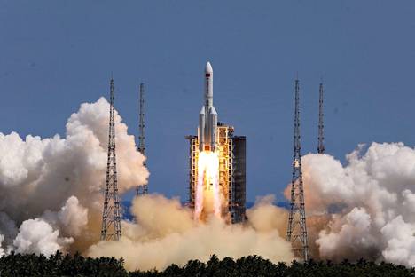 Pitkä marssi 5B -mallin raketti laukaistiin avaruuteen Kiinan Hainanista sunnuntaina.
