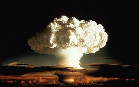Ivy Mike -vetypommi räjäytettiin Tyynellä valtamerellä vuonna 1952. Kylmän sodan ydinkokeet levittivät ilmaan hiilen radioaktiivista isotooppia, jonka avulla voidaan määrittää nykyisten ihmisten solujen ikä.