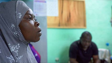 Burkinafasolainen Esther kuuntelee, kun Siirtolaisten talon työntekijä varoittelee häntä talon ulkopuolella odottavista vaaroista.