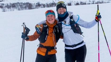 Julia Silvennoinen (vas.) ja Susanna Ylinen hiihtivät päivässä reitin, jolle normaalisti varataan lähes viikko.