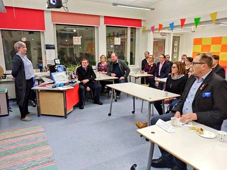 Erityisluokanopettaja Anne Hautala kertoi Kauhajoen Rotaryklubin väelle omasta työstään ja kaupungin erityisopetuksen ajankohtaiskysymyksistä.