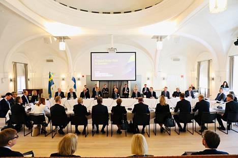 Elinkeinoelämän johtohahmoja Suomesta ja Ruotsista kokoontui Suomen Tukholman-instituutin tiloissa keskustelemaan maiden välisestä talousyhteistyöstä. Mukana ensimmäisessä osiossa olivat myös kuningas Kaarle Kustaa ja presidentti Sauli Niinistö.