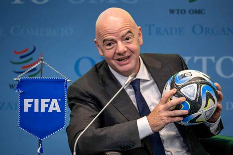 Jalkapallon naisten MM-kisojen pelipalloa esittelevä Fifan puheenjohtaja Gianni Infantino vaatii lisää rahaa kisojen tv-oikeuksista.