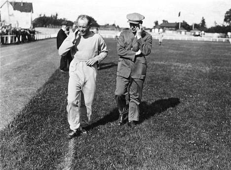 Paavo Nurmi ja Tahko Pihkala harjoituskentällä 1920-luvun lopulla.