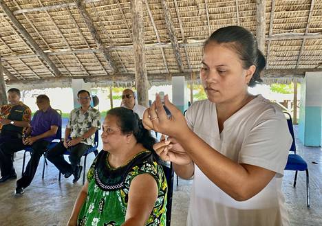 Ihmisiä rokotettiin koronatautia vastaan Tarawassa Kiribatissa viime syyskuussa.