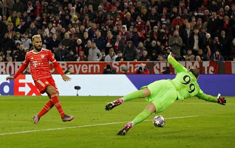 Bayern Münchenin Eric Maxim Coupo-Moting (vas.) laukoi pallon PSG:n verkkoon ohi maalivahti Gianluigi Donnarumman.