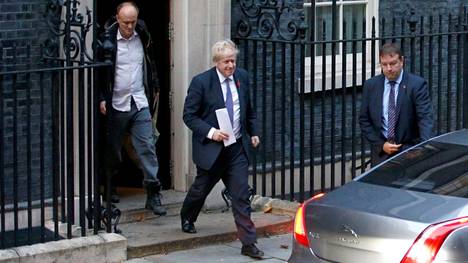 Britannian pääministeri Boris Johnson matkalla pääministerin virka-asunnolta parlamenttiin lokakuussa 2019. Perässä asteli vaikutusvaltainen neuvonantaja Dominic Cummings.