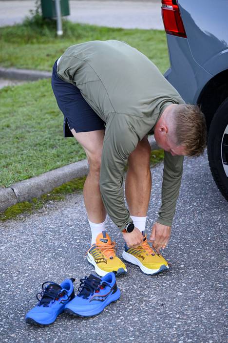 Max Moberg changes his trail running sneakers in the empty parking lot of Malminkartano.