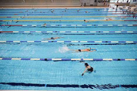 Mäkelänrinteen uintikeskus Vallilassa avautui koronasulun jälkeen 2022.