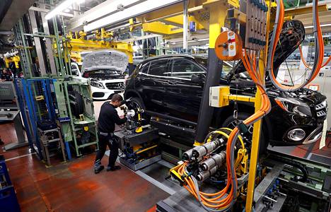 Daimlerin autotehtaan työntekijä Rastattissa kokosi Mercedes-Benziä helmikuussa.