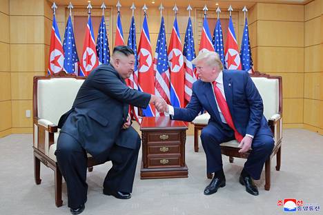 Yhdysvaltain presidentti Donald Trump ja Kim Jong-un tervehtivät tapaamisessaan demilitarisoidulla alueella Koreoiden välillä Panmunjomissa kesäkuussa 2019. 