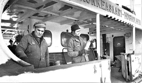 Korkeasaaren lautta on kevätremontissa. Erkki Hämäläinen (oik.) ja Arttur Wikström kuuluvat lautan miehistöön ja vakuuttavat, että lautta on maailman turvallisimpia aluksia. Joka kevät se huolletaan moottorista maalauksiin saakka.