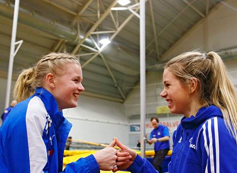Wilma Murto ja Elina Lampela olivat Suomen seiväshypyn kärkinimiä jo 17-vuotiaina vuonna 2015. 
