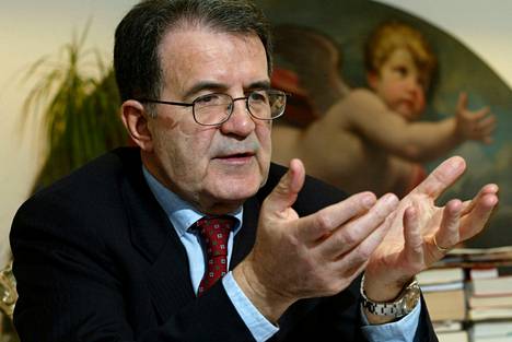 Vakaus- ja kasvusopimuksen kuuluisimman luonnehdinnan antoi vuonna 2002 silloinen EU-komission puheenjohtaja, italialainen Romano Prodi. Sopimus oli hänen mukaansa kankeudessaan ”typerä”. Hänen komissionsa jäsen, ranskalainen Pascal Lamy, luonnehti sopimusta ”keskiaikaiseksi”. 