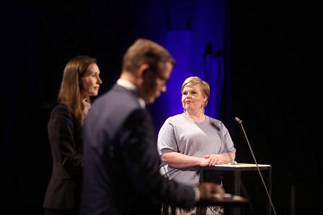 Sanna Marin (sd), Petteri Orpo (kok) ja Annika Saarikko (kesk) kuntavaalien tuloslähetyksessä Ylellä kesäkuussa vuonna 2021.