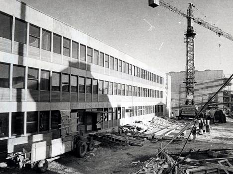 Helsingin suomalaisen yhteiskoulun rakennustyöt Haagassa olivat käynnissä marraskuussa 1971.