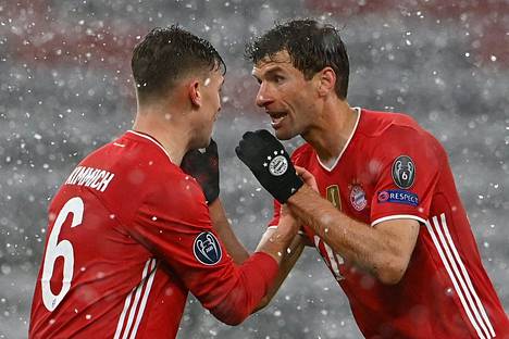 Bayern Münchenin saksalaishyökkääjä Thomas Müller (oik.) vaihtoi ajatuksia kesken pelin keskikenttäpelaaja Joshua Kimmichin kanssa Mestarien liigan ensimmäisessä puolivälieräottelussa PSG:tä vastaan.