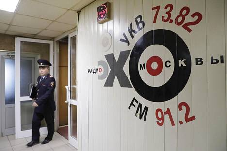 Sisäministeriön virkailija vieraili moskovalaisen radioasema Eho Moskvyn toimituksessa vuonna 2017.