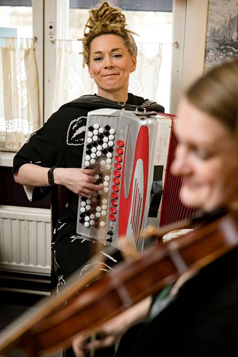 Harmonikkataitelija Johanna Juhola sai 29 000 euron korona-apurahan.