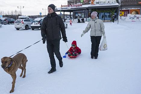 Toni Paakkunainen and Minna Rantanen from Helsinki came on a shopping trip.  Atte Rantanen got a sled ride back to the cottage.